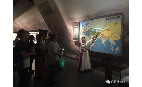参加首届 “内蒙古学”论坛的社科界专家学者莅临昭君博物院参观指导